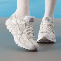 耐克(NIKE)女鞋新款运动鞋复古潮流时尚ZOOM VOMERO 5跑步休闲鞋FJ2028-107 ZP