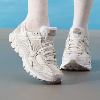 耐克(NIKE)女鞋新款运动鞋复古潮流时尚ZOOM VOMERO 5跑步休闲鞋FJ2028-107 ZP