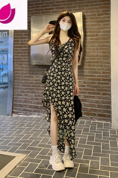七斓气质设计感小众碎花吊带连衣裙子法式茶歇桔梗夏季女装2023年新款