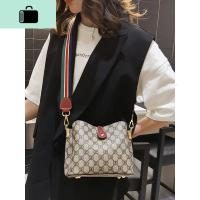 网红包包女包新款2020个性百搭大气水桶包单肩包斜挎包时尚格子包NEW LAKE女斜挎包