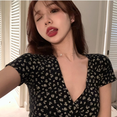 V领碎花短袖T恤女欧货打底衫女式短款露脐新款女装上衣