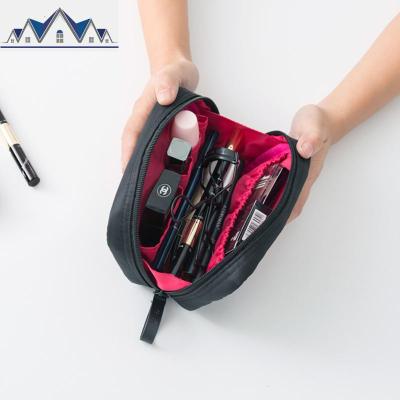 网红化妆包ins风超火小号女便携旅行化妆袋简约随身化妆品收纳包 三维工匠