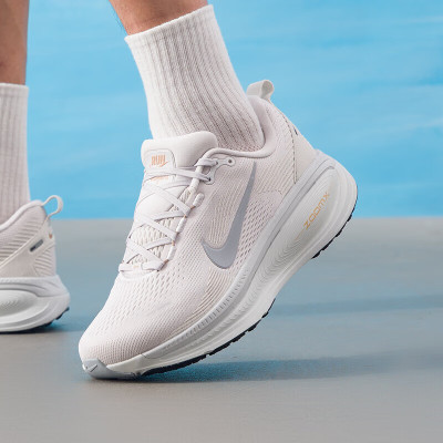 耐克(NIKE)男鞋新款运动鞋VOMERO 18缓震耐磨轻便透气公路跑步鞋 HM6803-009 ZP