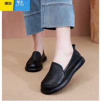 聚范软面软底小白鞋2024年春季妈妈鞋平底舒适防滑中年浅口单鞋女