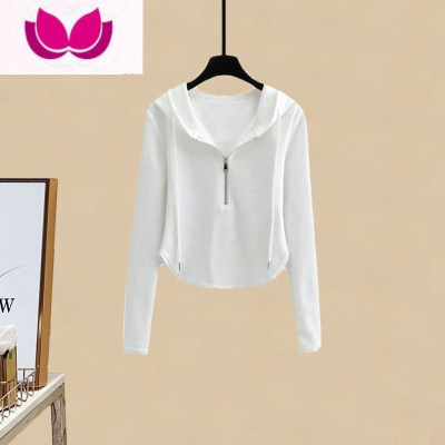 七斓小个子春季套装女连帽设计感修身辣妹上衣搭配开叉牛仔裤套女