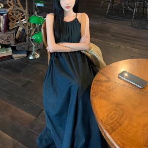 甜美无袖挂脖吊带连衣裙子女夏季新款小个子设计感海边度假长裙子