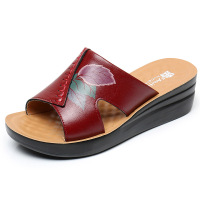新款牛皮妈妈坡跟拖鞋软底印花中老年妈妈皮凉拖鞋