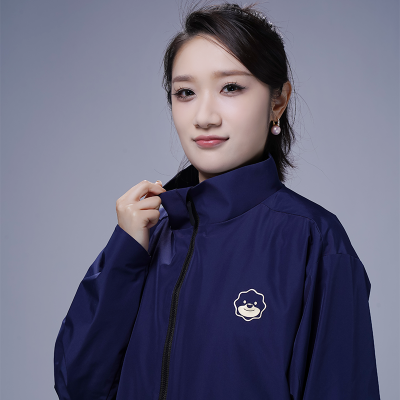 苏宁藏蓝色冲锋衣