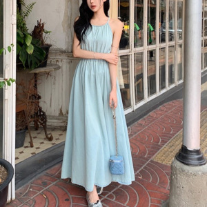 甜美无袖挂脖吊带连衣裙子女夏季新款小个子设计感海边度假长裙子