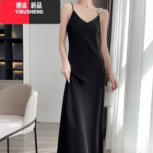 YIBUSHENG仿醋酸缎面黑色吊带连衣裙女季新款性感过膝设计感小众外穿长裙