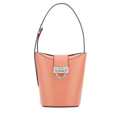 Ferragamo女士牛皮桶包手提斜挎包百搭日常通勤真皮金属装饰小方包