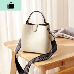 网红小众皮水桶包手提小包包2020新款潮宽带头层牛皮斜挎包女包NEW LAKE女士手提包