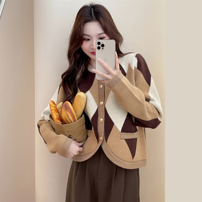 [3件8.5折135.9元,叠加优惠券]唐狮复古大菱格圆领开衫外套女新款早秋棕色英伦风慵懒毛衣qd