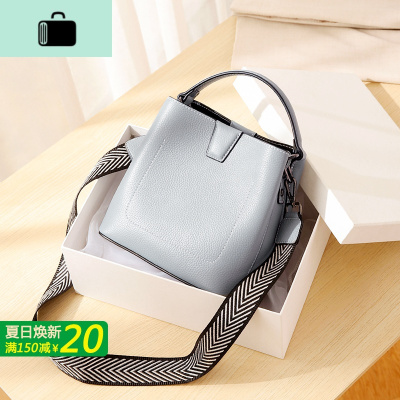 网红小众皮水桶包手提小包包2020新款潮宽带头层牛皮斜挎包女包NEW LAKE女士手提包