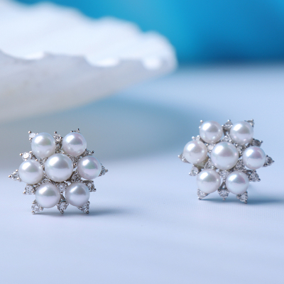 雪花设计小众而精美，仙气缭绕18K金材质打造，质感满分洁白无暇的珍珠点缀其中，细腻精致，温柔又有高级感不挑年龄雪花海水珍珠耳钉