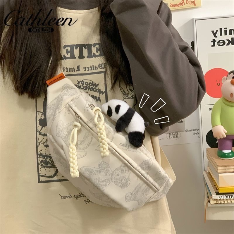 苏宁宜品时尚简约百搭斜跨包含趴趴熊挂件682