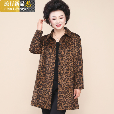 恋名媛中年妈妈春装外套中长款2021新款中老年人风衣女春秋洋气豹纹上衣妈妈装