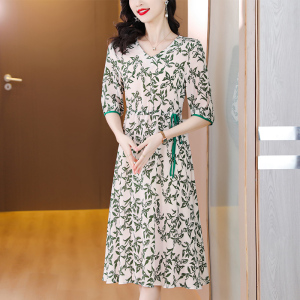 杭州真丝桑蚕丝连衣裙女2024年春夏新款中年妈妈大码显瘦碎花裙