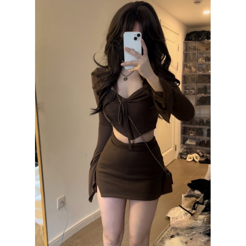 辣妹V领修身喇叭袖T恤女短款新款设计感纯欲风露脐长袖纯色上衣潮