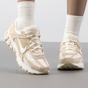 耐克(NIKE)女鞋新款运动鞋复古潮流时尚ZOOM VOMERO 5跑步休闲鞋FJ2028-107 ZP