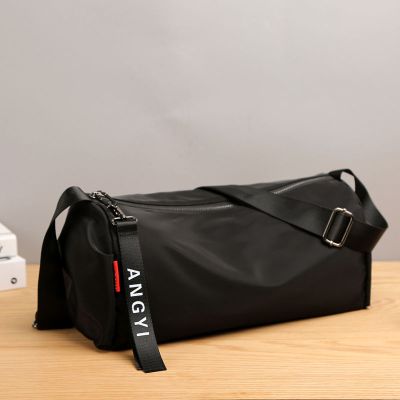 男士潮流ins简约单肩斜挎包休闲时尚运动小背包学生挂包圆筒包