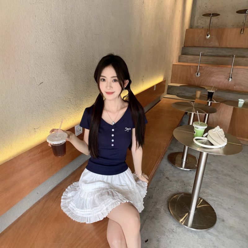 2025夏季新款韩版正肩纽扣设计感刺绣短袖T恤女修身学生V领上衣潮