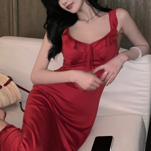 温柔风吊带露背连衣裙子女夏季新款设计感海边度假气质绝美长裙潮