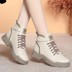 春秋新款休闲鞋系带马丁靴大码小白鞋厚底加绒软底软面女士棉靴