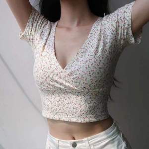 V领碎花短袖T恤女欧货打底衫女式短款露脐新款女装上衣