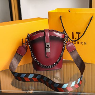 小亚天洋气女包2021秋冬新款时尚软皮斜挎包质感韩版港风休闲单肩手机包