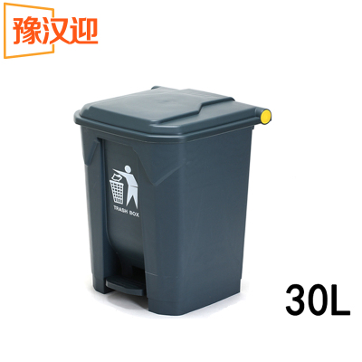 豫汉迎脚踩垃圾桶