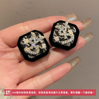 植绒格子字母耳环女秋冬高级感小众气质耳钉2023新款复古耳饰送女朋友老婆情人节七夕生日礼物