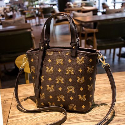 小亚天新款包包女包2020时尚潮流ins洋气水桶包春季手提包单肩斜挎包潮咖啡色