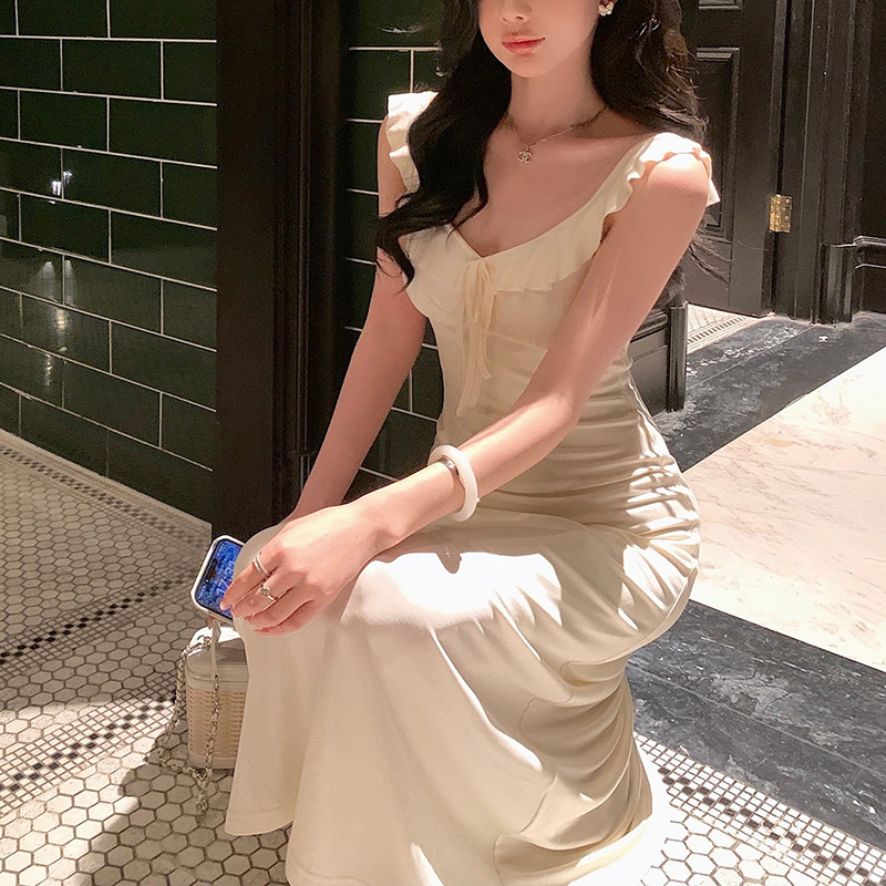 温柔风吊带露背连衣裙子女夏季新款设计感海边度假气质绝美长裙潮