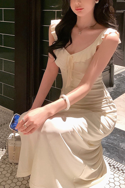 温柔风吊带露背连衣裙子女夏季新款设计感海边度假气质绝美长裙潮