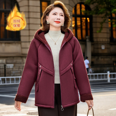 冬季新款妈妈冬装外套时尚女士休闲大衣中老年人加绒衣服一体绒女