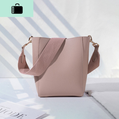 欧美ins超火女包2020新款潮时尚宽带水桶包手提斜挎母包大包NEW LAKE女斜挎包