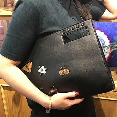 NEWLAKE韩版女士手拿包个性徽章大容量手提包气质信封大包单肩斜跨手拎包女斜挎包