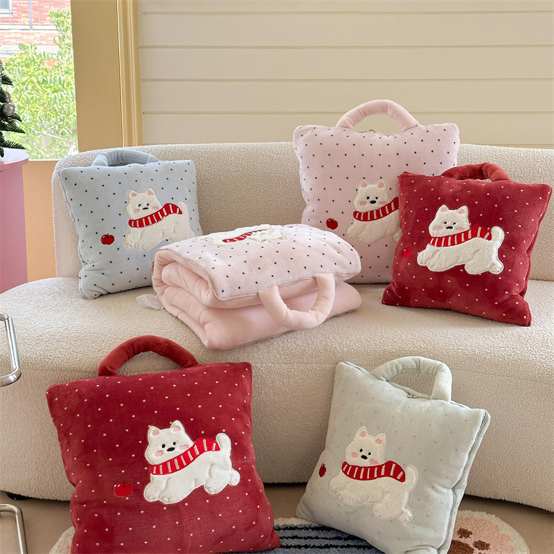 牛奶绒围巾小狗二合一两用抱枕被车载抱枕便携被子枕午靠垫被