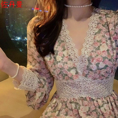 佐丹曼蕾丝拼接雪纺碎花连衣裙女2021新款长袖V领显瘦法式桔梗a字长裙子