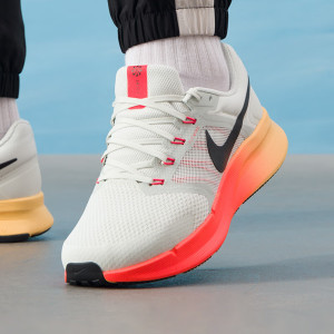 耐克(NIKE)男鞋新款运动鞋低帮轻便舒适RUN SWIFT 3健身训练跑步鞋DR2695-300 ZP