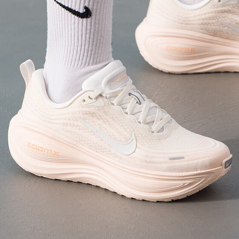 耐克(NIKE)女鞋新款Vomero Plus缓震耐磨运动鞋时尚休闲跑步鞋HV8154-801 ZP