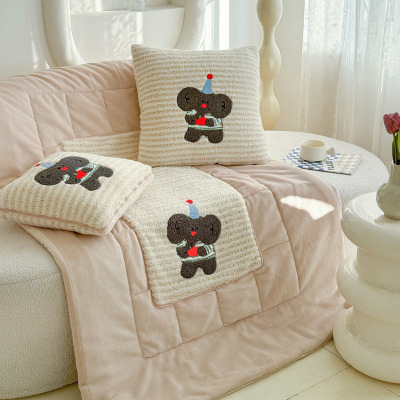 秋冬暖茸茸牛奶绒抱枕被立体绒感刺绣羊羔绒萌宠靠垫被
