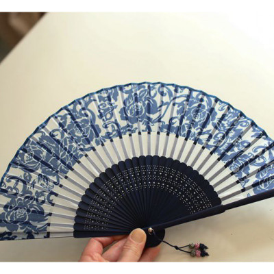 人气精品夏季女扇日用扇双截扇面折叠携带小扇子6寸折扇青花瓷三维工匠淡蓝色小花+大珠流苏