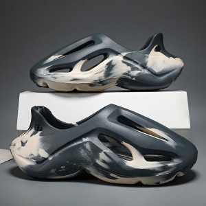 洞洞鞋男士夏季潮流外穿防滑软底个性设计水墨风网红户外海边凉拖