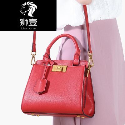 狮壹（Lionone）轻奢品牌斜挎包女2019春夏上新牛皮锁扣凯莉包时尚简约手提包森系女单肩包
