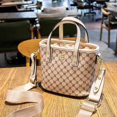 小亚天小包包2020新款小众设计水桶包时尚百搭斜挎包洋气宽带手提单肩包灰色