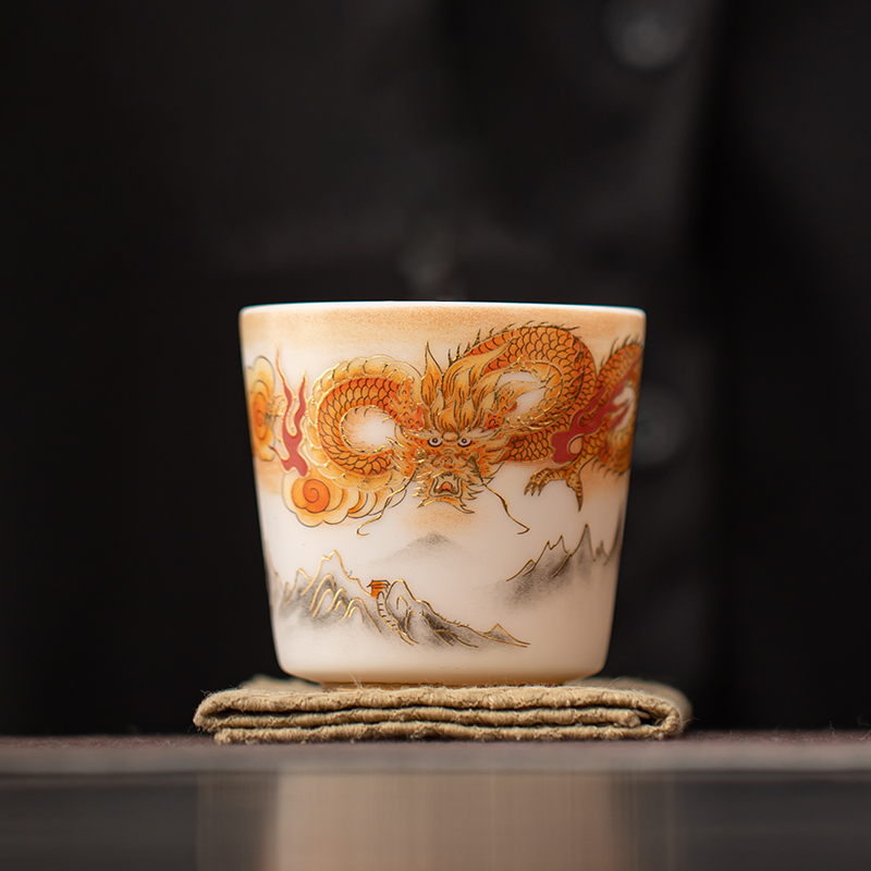 苏氏陶瓷(SUSHI CERAMICS)素烧羊脂玉瓷龙行大运直口主人杯茶杯国家一级技师王文克老师作品