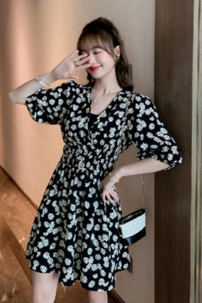 小雏菊碎花短袖连衣裙女夏装新款短裙田园风v领气质收腰显瘦a字裙