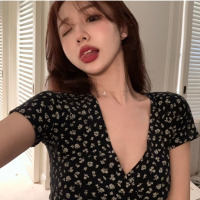 V领碎花短袖T恤女欧货打底衫女式短款露脐新款女装上衣